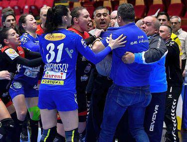 Liga Națională Feminină De Handbal Csm București Scm Rm Valcea 23 22 S A Jucat Fără Spectatori Antrenorii S Au Luat La Bătaie Alte Sporturi Sport Libertatea Libertatea