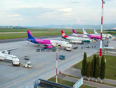 Aeroportul Din Iași Acuză Că Apar Vile In Calea Avioanelor Primarul Din Aroneanu Spune Că Atunci Cand Au Făcut Pista Nu Erau Satul și Dealul Aici Stiri știri Romania Libertatea Libertatea