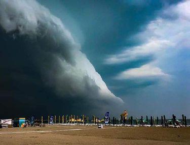 Video Imagini Spectaculoase Pe Litoral Un Nor Amenințător A Acoperit Cerul In Stațiunea Mamaia Stiri știri Romania Libertatea Libertatea