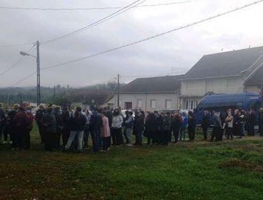 Video Două Femei S Au Bătut In Fața Secției De Votare Din Zorlențu Mare Caraș Severin Stiri știri Romania Libertatea Libertatea