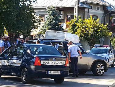 Reglare De Conturi In Targu Jiu O Familie Care Nu A Plătit La Timp Banii Luaţi Cu Camătă Ameninţată Cu Săbii Si Cuţite Stiri știri Romania Libertatea Libertatea