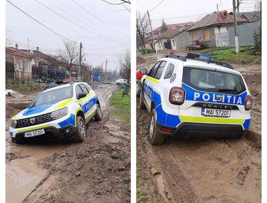 O mașină de poliție din Brăila s-a împotmolit în noroi. Agenții au fost ajutați de localnici