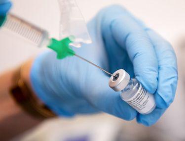 Astrazeneca has also explicitly assured us in this contract that no other obligations would prevent the contract from being fulfilled, she said. OMS: A doua doză a vaccinului de la Pfizer ar putea ...
