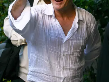 RÄsturnare De SituaÅ£ie IncredibilÄ Charlie Harper Reapare In Doi BÄrbaÅ£i Si JumÄtate Libertatea