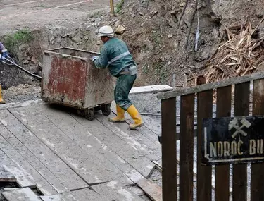 România va exploata din nou uraniu, însă deschiderea unei noi mine durează doi ani. Experții în energie, îngrijorați de dependența de importuri. Mineri la Crucea, județul Suceava