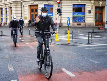 Klaus Iohannis A Venit Cu Bicicleta La Palatul Cotroceni In Vinerea Verde Libertatea