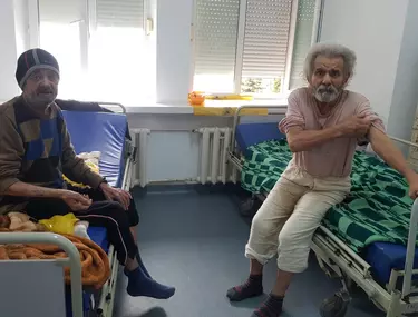 REPORTAJ din România unei pandemii seculare: sărăcia. Doi oameni fără adăpost au fost uitați de autorități într-un salon de la Urgențe