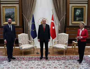 Von der Leyen, lăsată fără scaun la întâlnirea sa și a lui Charles Michel de la Ankara cu Erdogan