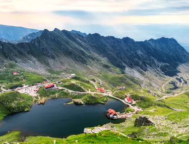 Munți din România. Care sunt cele mai mari vârfuri din Munții Carpați