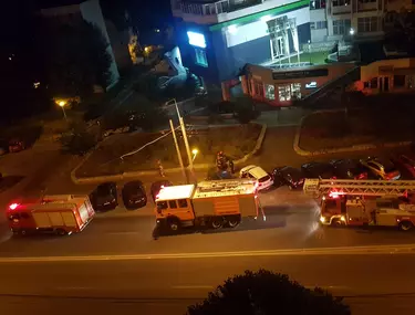 Trei mașini de pompieri, trimise la o femeie care cocea vinete, în Constanța. Fumul gros a speriat vecinii