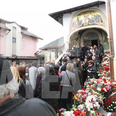 Inmormantarea Ilenei Ciuculete Sute De Oameni Au Condus O Pe Ultimul Drum Pe Interpretă Libertatea