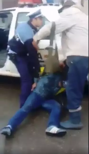 Polițist agresat de localnici în Tulcea (3)