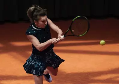 Simona-Halep-Nike-fashion-Roland-Garros-2019