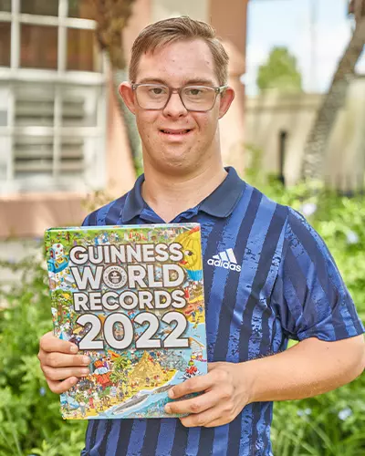 chris-with-the-guinness-world-records-2022-booktcm25-676492