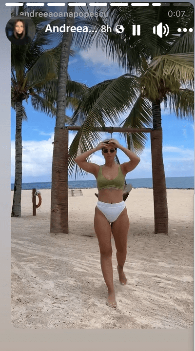 Andreea Popescu in costum de baie
