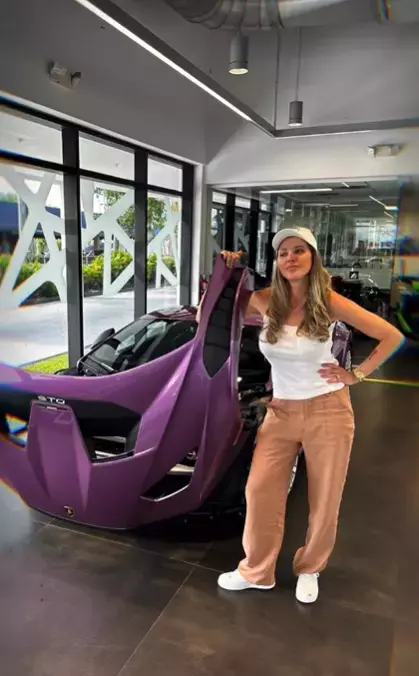 VIDEO Alina Vidican a primit o mașină de sute de mii de dolari de la soțul milionar: „Ești universul meu”. A împlinit 39 de ani