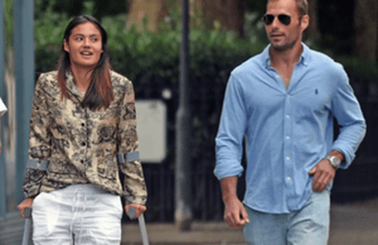 Emma Răducanu a apărut în cârje și alături de noul iubit după retragerea de la Wimbledon