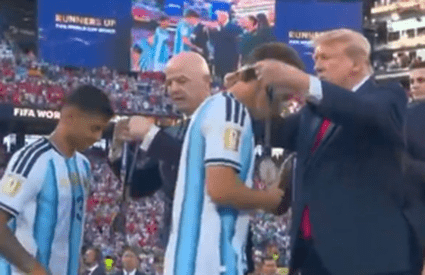 SINGURUL fotbalist care nu dă mâna cu Donald Trump la ceremonia de premiere