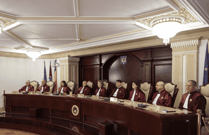 Mesajul dur al unui profesor de Drept: Dacă un neurochirurg de 65 de ani poate opera, și un judecător poate pronunța divorțuri