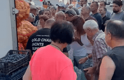 Cum au eliminat cisnădienii samsarii din piață: 8 tone de legume vândute în doar 4 ore. Oamenii stau la coadă: „E incredibil!” FOTO
