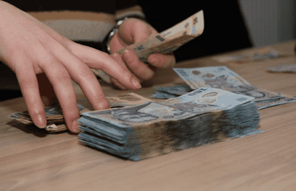 Banii ținuți la saltea își pierd din valoare. Cum îi poți proteja de inflație