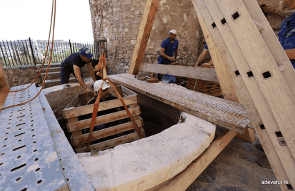 Descoperirea care spulberă legenda fântânii cu apă vie din Castelul Corvinilor. Ce au scos muncitorii de la 30 de metri adâncime