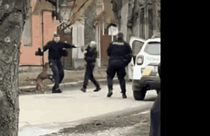 Scenă crâncenă pe o stradă din Ucraina: polițiști atacați de un pitbull al cărui stăpân a fost oprit pentru un control de rutină