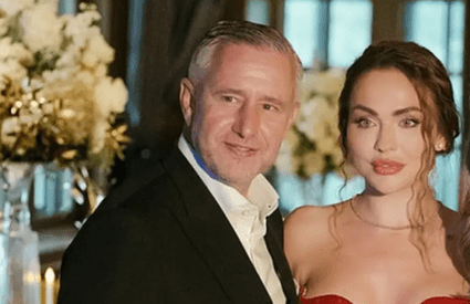 Botez ca o nuntă în familia lui Laurențiu Reghecampf! Corina Caciuc, cu decolteu abisal și rochie roșie, a arătat fenomenal, mai ceva ca o divă de la Hollywood!