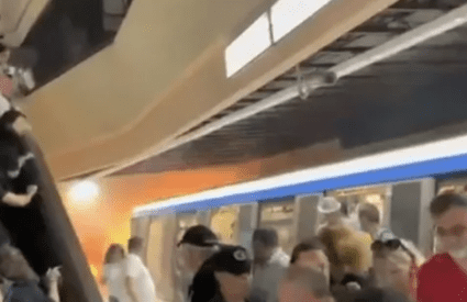 Incendiu la metrou în stația Universitate. Călătorii au forțat ușile ca să iasă din tren