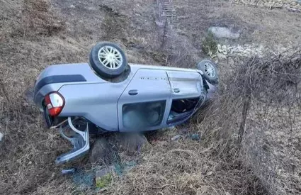 Cinci victime la Sălicea, după ce două autoturisme s-au ciocnit violent. Una dintre maşini a căzut într-o râpă adâncă de zece metri