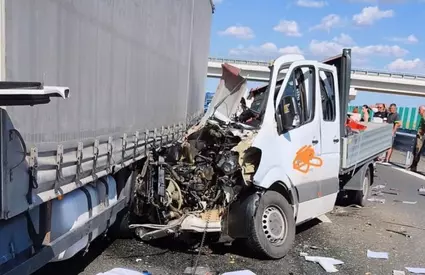Trei morți și doi vătămați pe Drumul Expres Craiova-Pitești! O autoutilitară s-a izbit violent de un TIR