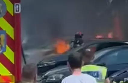 BREAKING NEWS O mașină a fost cuprinsă de foc în parcarea unui bloc din Iași. Pompierii intervin de urgență