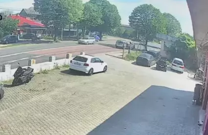 VIDEO Momentul în care o mamă și copilul ei sunt loviți pe trecere de o mașină condusă de un șofer de 79 de ani, în Eforie Sud