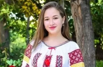 Andreea Micu, o tânără interpretă de muzică populară, s-a stins din viață la doar 17 ani. Artistei i s-a făcut rău înainte de un spectacol: ,,Andreea noastră nu mai cântă”