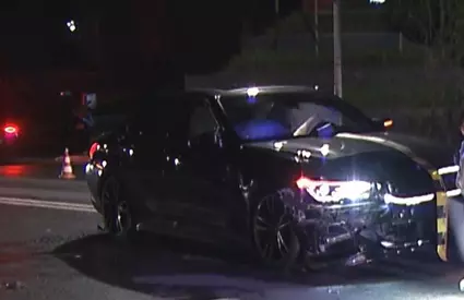 Un curier aflat pe scuter a fost izbit din plin de o mașină, pe Bulevardul Pipera din București. Victima a ajuns de urgență la spital