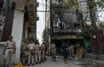 Cel puțin 21 de persoane și-au pierdut viața în urma unui foc puternic la un hotel din New Delhi
