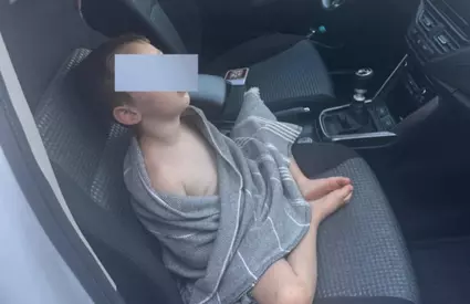 Copilaș de trei ani, din Botoșani, găsit rătăcind dezbrăcat pe străzi. Băiețelul a fost recuperat de părinți