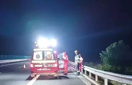 Impact violent între două autoutilitare de 3,5t, pe autostrada A10. Salvatorii au intervenit cu mai multe echipaje