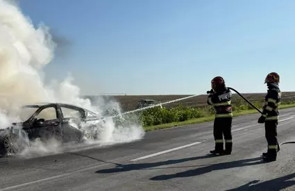 O persoană a fost găsită carbonizată pe DN1, după ce mașina în care se afla a părăsit carosabilul și a fost cuprinsă de foc. Pompierii au intervenit de urgență