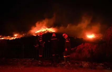 Pompierii români luptă cu incendiile din Grecia. Trei salvatori și-au pierdut viața în Creta și mii de turiști au fost evacuați