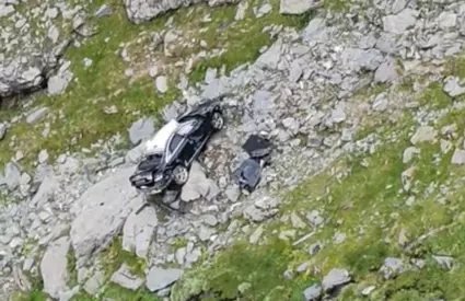 Încă o mașină s-a prăbușit în râpă, pe Transfăgărășan, după ce șoferul a uitat să tragă frâna de mână