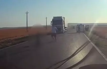 Imagini șocante pe un drum din Tulcea! Un copil a căzut dintr-o dubă aflată în mers și a ajuns în mijlocul șoselei, chiar în fața unui TIR