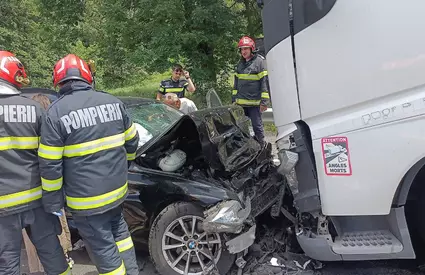 Sfârșit tragic pentru o femeie din București. Și-a pierdut viața pe DN1, după ce mașina în care se afla s-a ciocnit de un autocamion