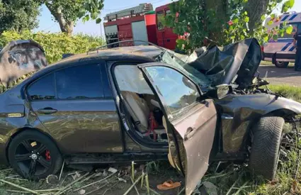 Două persoane și-au pierdut viața în Buzău, după ce un autoturism a ieșit de pe șosea și a intrat într-un copac
