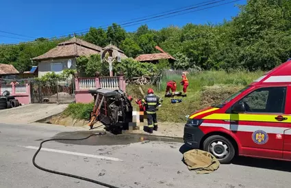 O femeie din județul Alba a sfârșit strivită de un autoturism care s-a răsturnat. Echipajele medicale nu au mai putut face nimic