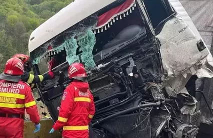 Impact dezastruos între două TIR-uri, în județul Vâlcea. Unul din șoferi a rămas încarcerat