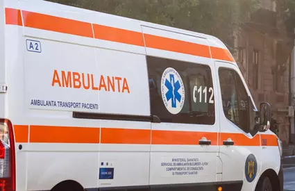 O fetiță de doi ani, în stare gravă după ce a căzut de la etajul unui bloc din Brăila. Micuța se afla în grija bunicilor