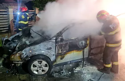 Doi tineri de 20 și 22 de ani au sfârșit carbonizați după ce s-au izbit cu mașina de un cap de pod, în județul Vrancea. Alți doi pasageri s-au evacuat la timp