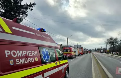 Un microbuz plin cu copii s-a ciocnit violent cu un autoturism, în județul Mureș. Zece persoane au ajuns la spital