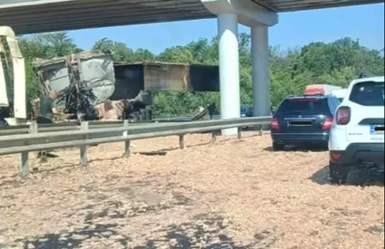 Trafic blocat pe A1 București – Pitești! Un TIR încărcat cu pui a lovit un pod de pe autostradă